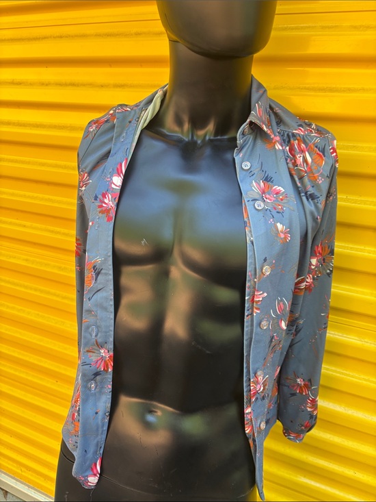 Devon Tops - Blue Floral Button-Up Shirt Vintage Devon.